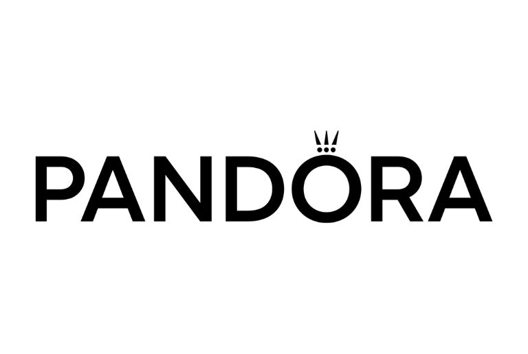 Pandora ofrece una amplia selección de joyas: pulseras y charms, anillos, collares y pendientes, con las que crear combinaciones únicas.
